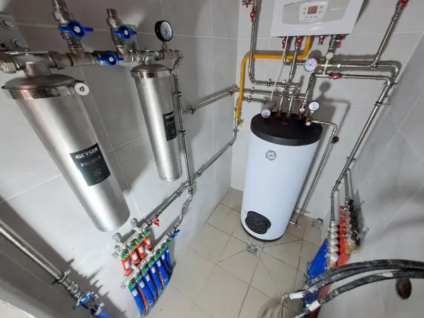 Монтаж котельной в загородном доме, газовый котел, бойлер косвенного нагрева, газовая труба, фильтры для воды, коллектор теплого пола
